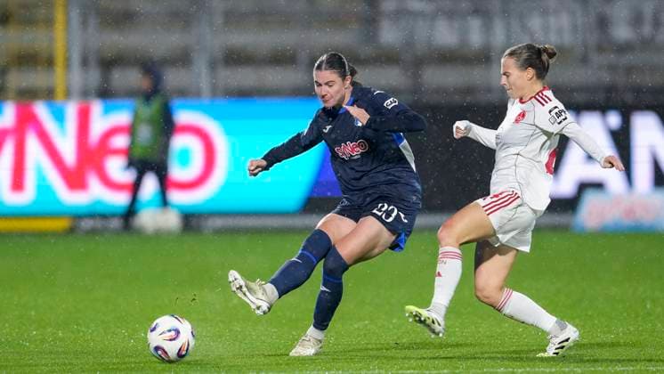 v li Chiara Hahn TSG, 23 , Nastassja Lein FCN, 24 , duel, duel, tackle, tackling, dynamics, action, action, 24 09 2025, Sinsheim Hoffenheim Germany , Football, Google Pixel Women Bundesliga, TSG 1899 Hoffenheim 1 FC Nürnberg, DFB DFL REGULATIONS PROHIBIT ANY USE OF PHOTOGRAPHS AS IMAGE SEQUENCES AND OR QUASI VIDEO xozx