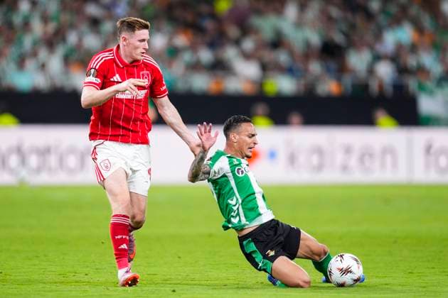 September 24, 2025, Sevilla, Sevilla, SPAIN: Antony Dos Santos of Real Betis laments during the UEFA Europa League, football match played between Real Betis and Nottingham Forest at La Cartuja stadium on September 24, 2025, in Sevilla, Spain. Sevilla SPAIN - ZUMAa181 20250924_zaa_a181_375 Copyright: xJoaquinxCorcherox