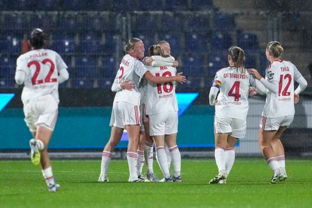 Players of 1 FC Nuremberg, cheer about the goal to 0 1, jubilation, goal celebration, celebrate the goal, goal, celebration, cheers about the goal, rejoice, joy, rejoices, optimistic, positive, game scene, highlight, Action, Action, 24 09 2025, Sinsheim Hoffenheim Germany , Soccer, Google Pixel Women Bundesliga, TSG 1899 Hoffenheim 1 FC Nürnberg, DFB DFL REGULATIONS PROHIBIT ANY USE OF PHOTOGRAPHS AS IMAGE SEQUENCES AND OR QUASI VIDEO xozx