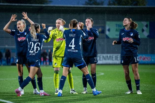 Vanessa Diehm TSG Hoffenheim, 06 , Janna Grimm TSG Hoffenheim, 26 , Laura Dick TSG Hoffenheim, 01 , Lisann Kaut TSG Hoffenheim, 04 , Chiara Hahn TSG Hoffenheim, 23 , Lisa Doorn TSG Hoffenheim, 14 high-five before the match, GER, TSG 1899 Hoffenheim vs 1 FC Nuernberg, Football Google Pixel Frauen Bundesliga, 4 Spieltag, Saison 2025 2026, 24 09 2025 DFB regulations prohibit any use of photographs as image sequences and or quasi video GER, TSG 1899 Hoffenheim vs 1 FC Nuernberg, Football Google Pixel Frauen Bundesliga, 4 Spieltag, Saison 2025 2026, 24 09 2025 Hoffenheim Copyright: xEibner-Pressefoto Memmlerx EP_MMR
