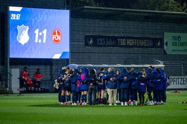 Lisa Doorn TSG Hoffenheim, 14 and team in circle, behind LED scoreboard with final result 1 1, GER, TSG 1899 Hoffenheim vs 1 FC Nuernberg, Football Google Pixel Women Bundesliga, 4 Matchday, Season 2025 2026, 24 09 2025 DFB regulations prohibit any use of photographs as image sequences and or quasi video GER, TSG 1899 Hoffenheim vs 1 FC Nuernberg, Football Google Pixel Women Bundesliga, 4 Matchday, Season 2025 2026, 24 09 2025 Hoffenheim Copyright: xEibner-Pressefoto Memmlerx EP_MMR