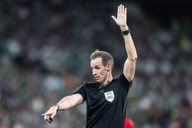 September 24, 2025, Sevilla, Spain, Spain: Referee Sascha STEGEMANN during the UEFA Europa League, League Phase MD1 match between Real Betis Balompie and Nottingham Forest at Estadio La Cartuja on September 24, 2025 in Sevilla, Spain. Rafael Roman Sevilla Spain - ZUMAm308 20250924_zsp_m308_029 Copyright: xMatthieuxMirvillex