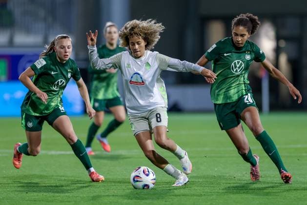 from left Janou Levels VfL Wolfsburg, 15 , Amira Arfaoui SV Werder Bremen, 8 and Cora Zicai VfL Wolfsburg, 28 in duel, duel, dynamic, action, action, game scene, THE DFB REGULATIONS PROHIBIT ANY USE OF PHOTOGRAPHS AS IMAGE SEQUENCES AND OR QUASI VIDEO , 24 09 2025, Wolfsburg Germany , Football, Google Pixel Womens Bundesliga, VfL Wolfsburg SV Werder Bremen xobx