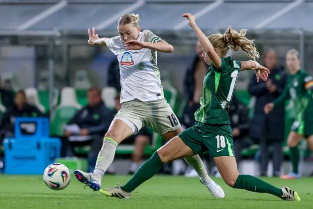 from left Lina Hausicke SV Werder Bremen, 18 and Justine Kielland VfL Wolfsburg, 18 in a duel, dynamic, action, action, game scene, THE DFB REGULATIONS PROHIBIT ANY USE OF PHOTOGRAPHS AS IMAGE SEQUENCES AND OR QUASI VIDEO , 24 09 2025, Wolfsburg Germany , Football, Google Pixel Womens Bundesliga, VfL Wolfsburg SV Werder Bremen xobx
