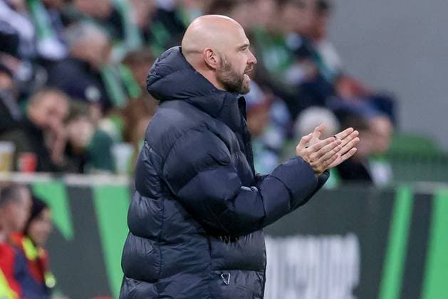 Stephan Lerch Trainer, VfL Wolfsburg , Portrait, Close-up, Single photo, Single image, THE DFB GUIDELINES PROHIBIT ANY USE OF PHOTOGRAPHS AS IMAGE SEQUENCES AND OR QUASI VIDEO DFB REGULATIONS PROHIBIT ANY USE OF PHOTOGRAPHS AS IMAGE SEQUENCES AND OR QUASI VIDEO , 24 09 2025, Wolfsburg Germany , Soccer, Google Pixel Womens Bundesliga, VfL Wolfsburg SV Werder Bremen xobx