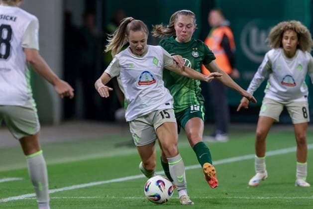 from left Michelle Weiß SV Werder Bremen, 15 and Janou Levels VfL Wolfsburg, 15 in a duel, dynamic, action, action, game scene, THE DFB REGULATIONS PROHIBIT ANY USE OF PHOTOGRAPHS AS IMAGE SEQUENCES AND OR QUASI VIDEO , 24 09 2025, Wolfsburg Germany , Football, Google Pixel Womens Bundesliga, VfL Wolfsburg SV Werder Bremen xobx