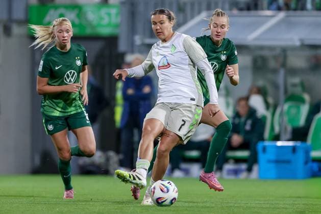 from left Ella Peddemors VfL Wolfsburg, 5 , Larissa Mühlhaus SV Werder Bremen, 7 and Janina Minge VfL Wolfsburg, 6 in duel, duel, dynamics, action, action, game scene, THE DFB REGULATIONS PROHIBIT ANY USE OF PHOTOGRAPHS AS IMAGE SEQUENCES AND OR QUASI VIDEO , 24 09 2025, Wolfsburg Germany , Football, Google Pixel Womens Bundesliga, VfL Wolfsburg SV Werder Bremen xobx
