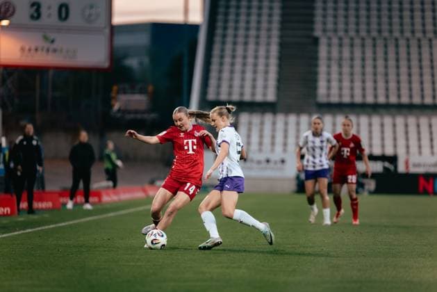 Essen, Germany, September 24th 2025 Carlotta Imping ( 14 - 1. FC Köln) in a duel with Paula Flach ( 5 - SGS Essen) during the Google Pixel Frauen Bundesliga match between SGS Essen and 1.FC Köln at Franz-Kremer-Stadion, in Cologne, Germany. (Gabor Baumgarten SPP) Copyright: xGaborxBaumgartenx xSPPx spp-en-GaBaSp-25_09_24_SGS Essen_1.FC Kln_Gabor_Baumgarten-524556