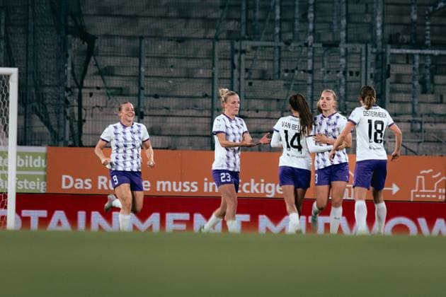 Essen, Germany, September 24th 2025 Team of SGS Essen celebration of the goal for the 1:2 during the Google Pixel Frauen Bundesliga match between SGS Essen and 1.FC Köln at Franz-Kremer-Stadion, in Cologne, Germany. (Gabor Baumgarten SPP) Copyright: xGaborxBaumgartenx xSPPx spp-en-GaBaSp-25_09_24_SGS Essen_1.FC Kln_Gabor_Baumgarten-524684