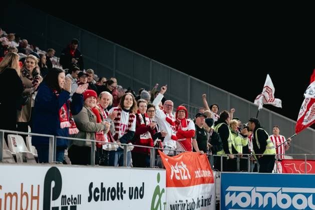 Essen, Germany, September 24th 2025 Fans of 1.FC Köln celebration of their first win after the game during the Google Pixel Frauen Bundesliga match between SGS Essen and 1.FC Köln at Franz-Kremer-Stadion, in Cologne, Germany. (Gabor Baumgarten SPP) Copyright: xGaborxBaumgartenx xSPPx spp-en-GaBaSp-25_09_24_SGS Essen_1.FC Kln_Gabor_Baumgarten-525114