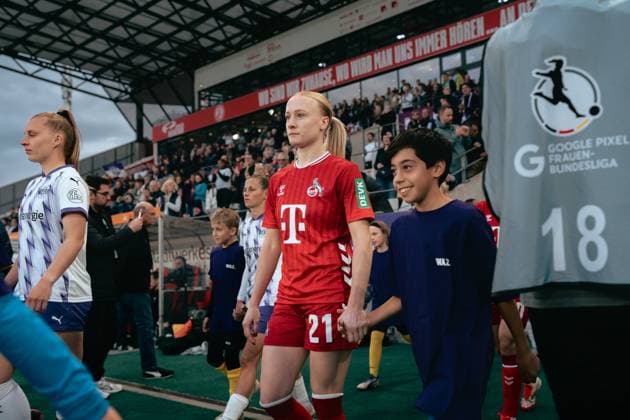 Essen, Germany, September 24th 2025 Anna Gerhardt ( 21 - 1. FC Köln) entering the pitch during the Google Pixel Frauen Bundesliga match between SGS Essen and 1.FC Köln at Franz-Kremer-Stadion, in Cologne, Germany. (Gabor Baumgarten SPP) Copyright: xGaborxBaumgartenx xSPPx spp-en-GaBaSp-25_09_24_SGS Essen_1.FC Kln_Gabor_Baumgarten-03123