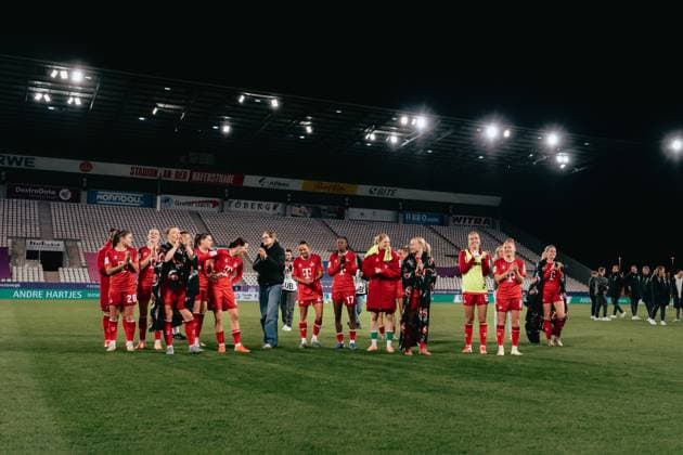 Essen, Germany, September 24th 2025 Team of 1.FC Köln celebration of their first win after the game with the fans during the Google Pixel Frauen Bundesliga match between SGS Essen and 1.FC Köln at Franz-Kremer-Stadion, in Cologne, Germany. (Gabor Baumgarten SPP) Copyright: xGaborxBaumgartenx xSPPx spp-en-GaBaSp-25_09_24_SGS Essen_1.FC Kln_Gabor_Baumgarten-03550