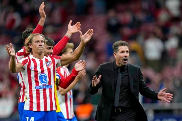 ESP: Atletico de Madrid - Rayo Vallecano. La Liga EA Sports. Date 5 Diego Simeone head coach of Atletico de Madrid and Marcos Llorente during the La Liga EA Sports match between Atletico de Madrid and Rayo Vallecano played at Riyadh Metropolitano Stadium on September 24, 2025 in Madrid, Spain. kpng Copyright: xCesarxCebollax xPRESSINx PS_250924_ATM_RAY_2526_2916