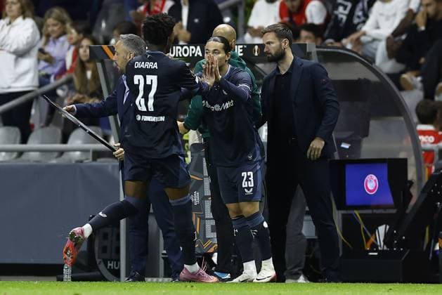 BRAGA , 24-09-2025 , Stadium municipal de Braga , season 2025 2026 , Europa League football , Braga FC - Feyenoord , picture shows player substitution , Feyenoord player Anis Hadj Moussa for Feyenoord player Gaoussou Diarra Braga - Feyenoord  x31182921x Copyright: