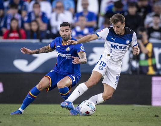 MADRID, SPAIN - SEPTEMBER 24: Pablo Ibánez of Alaves controls the ball during a La Liga 2025 26 match between Getafe and Alavés at Coliseum Stadium on September 24, 2025 in Madrid Spain. (Photo by Ricardo Nogueira Sports Press Photo)  Copyright: xRicardoxNogueirax Sportspressphoto_SPR31707
