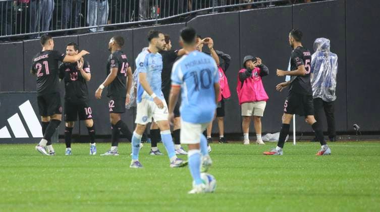 MLS, Fussball Herren, USA NYCFC vs Inter Miami. (SPO) MLS: NYCFC vs Inter Miami. September 24, 2025, New York, USA: Messi ( 10) of Inter Miami scored and celebrates his second goal with teammates amid light rainfall during soccer match between NYCFC and Inter Miami valid for MLS at Citifield stadium in New York.Inter Miami won 4-0. Credit: Niyi Fote Thenews2 (Foto: Niyi Fote Thenews2 imago images) SPO  Copyright: xNiyixFotex