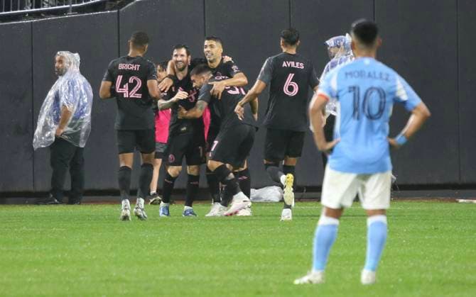 MLS, Fussball Herren, USA NYCFC vs Inter Miami. (SPO) MLS: NYCFC vs Inter Miami. September 24, 2025, New York, USA: Messi ( 10) of Inter Miami scored and celebrates his second goal with teammates amid light rainfall during soccer match between NYCFC and Inter Miami valid for MLS at Citifield stadium in New York.Inter Miami won 4-0. Credit: Niyi Fote Thenews2 (Foto: Niyi Fote Thenews2 imago images) SPO  Copyright: xNiyixFotex