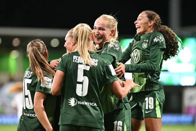 Soccer I Women I Season 2025 2026 I Bundesliga I Matchday 4 I VfL Wolfsburg SV Werder Bremen I 24 09 2025 Goal celebration VfL Wolfsburg after the goal for 4 1 f l n r Janou Johanna Theodora Levels 15, VfL Wolfsburg , Alexandra Popp 11, VfL Wolfsburg , Ella Peddemors 5, VfL Wolfsburg , Camilla Küver 16, VfL Wolfsburg and Kessya Bussy 19, VfL Wolfsburg Wolfsburg AOK Stadion Niedersachsen Germany Copyright: xLobeca InesxHähnelx