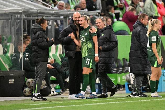Soccer I Women I Season 2025 2026 I Bundesliga I Matchday 4 I VfL Wolfsburg SV Werder Bremen I 24 09 2025 Stephan Lerch Coach, VfL Wolfsburg and Alexandra Popp 11, VfL Wolfsburg Wolfsburg AOK Stadium Lower Saxony Germany Copyright: xLobeca InesxHähnelx