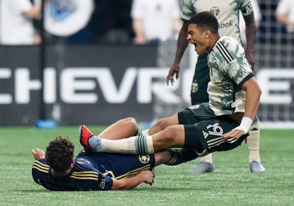 September 24, 2025, Vancouver, Bc, CANADA: Portland Timbers Kevin Kelsy, right, and Vancouver Whitecaps Sebastian Berhalter collide during the first half of an MLS, Fussball Herren, USA soccer match, in Vancouver, on Wednesday, September 24, 2025. Canada News - September 24, 2025 - ZUMAc35_ 20250924_zaf_c35_212 Copyright: xDarrylxDyckx