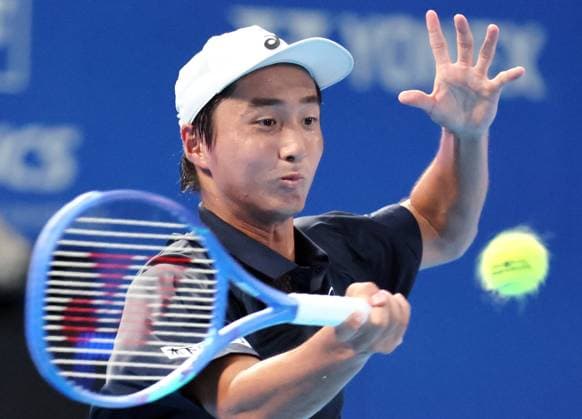 September 25, 2025, Tokyo, Japan - Shintaro Mochizuki of Japan returns the ball against Casper Ruud of Norway during a single round 32 match at the the Japan Open Tennis tournament in Tokyo on Thursday, September 25, 2025. Ruud defeated Mochizuki 4-6, 6-1, 6-1. (photo by Yoshio Tsunoda AFLO) Noxthirdxpartyxsales  aflo_304723851