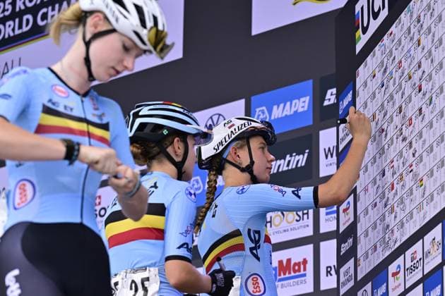 Belgian Xaydee van Sinaey, Belgian Tess Moerman and Belgian Lore de Schepper pictured at the signing ahead of the U23 women road race (119,3 km) at the cycling road World Championships in Kigali, Rwanda, Thursday 25 September 2025. The 2025 UCI Road World Championships take place from 21 to 28 September in Kigali, Rwanda. DIRKxWAEM  x135238576x