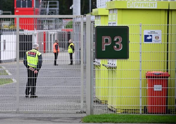 25 09 2025, xophax, Fußball 1 Bundesliga, Bayer 04 Leverkusen Saison 2025 2026 Trainingsgelände an der BayArena Bayarena Neuer Zaun um das Trainingsgelände Sichtschutz vor den Trainingseinheiten Vorhang für die Profis Security Wekschutz DFL DFB REGULATIONS PROHIBIT ANY USE OF PHOTOGRAPHS as IMAGE SEQUENCES and or QUASI VIDEO Leverkusen