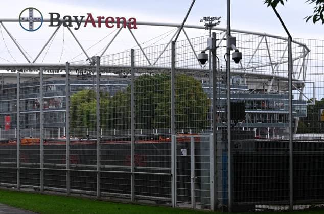 25 09 2025, xophax, Fußball 1 Bundesliga, Bayer 04 Leverkusen Saison 2025 2026 Trainingsgelände an der BayArena Bayarena Neuer Zaun um das Trainingsgelände Sichtschutz vor den Trainingseinheiten Vorhang für die Profis DFL DFB REGULATIONS PROHIBIT ANY USE OF PHOTOGRAPHS as IMAGE SEQUENCES and or QUASI VIDEO Leverkusen