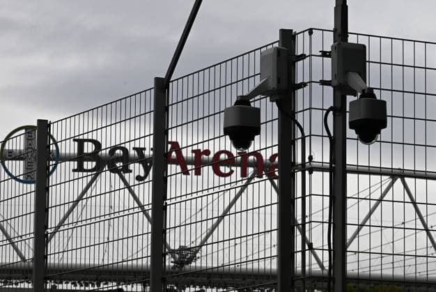 25 09 2025, xophax, Fußball 1 Bundesliga, Bayer 04 Leverkusen Saison 2025 2026 Trainingsgelände an der BayArena Bayarena Neuer Zaun um das Trainingsgelände Sichtschutz vor den Trainingseinheiten Vorhang für die Profis Videokameras DFL DFB REGULATIONS PROHIBIT ANY USE OF PHOTOGRAPHS as IMAGE SEQUENCES and or QUASI VIDEO Leverkusen