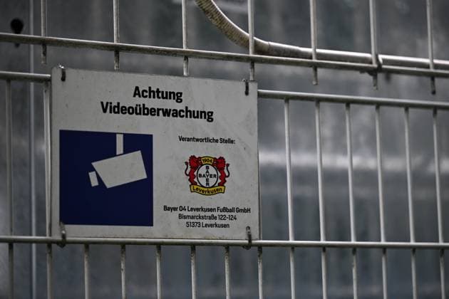 25 09 2025, xophax, Fußball 1 Bundesliga, Bayer 04 Leverkusen Saison 2025 2026 Trainingsgelände an der BayArena Bayarena Neuer Zaun um das Trainingsgelände Sichtschutz vor den Trainingseinheiten Vorhang für die Profis Videokameras DFL DFB REGULATIONS PROHIBIT ANY USE OF PHOTOGRAPHS as IMAGE SEQUENCES and or QUASI VIDEO Leverkusen