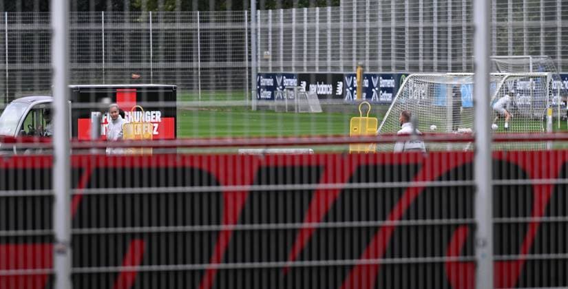 25 09 2025, xophax, Fußball 1 Bundesliga, Bayer 04 Leverkusen Saison 2025 2026 Trainingsgelände an der BayArena Bayarena Neuer Zaun um das Trainingsgelände Sichtschutz vor den Trainingseinheiten Vorhang für die Profis DFL DFB REGULATIONS PROHIBIT ANY USE OF PHOTOGRAPHS as IMAGE SEQUENCES and or QUASI VIDEO Leverkusen