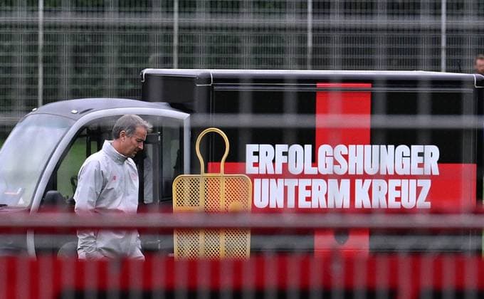 25 09 2025, xophax, Fußball 1 Bundesliga, Bayer 04 Leverkusen Saison 2025 2026 Trainingsgelände an der BayArena Bayarena Neuer Zaun um das Trainingsgelände Sichtschutz vor den Trainingseinheiten Vorhang für die Profis Trainer Kasper Hjumand DFL DFB REGULATIONS PROHIBIT ANY USE OF PHOTOGRAPHS as IMAGE SEQUENCES and or QUASI VIDEO Leverkusen