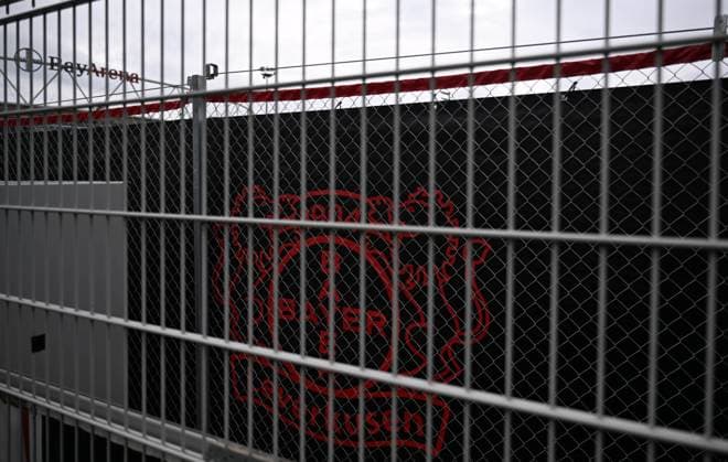 25 09 2025, xophax, Fußball 1 Bundesliga, Bayer 04 Leverkusen Saison 2025 2026 Trainingsgelände an der BayArena Bayarena Neuer Zaun um das Trainingsgelände Sichtschutz vor den Trainingseinheiten Vorhang für die Profis DFL DFB REGULATIONS PROHIBIT ANY USE OF PHOTOGRAPHS as IMAGE SEQUENCES and or QUASI VIDEO Leverkusen