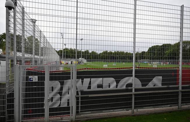 25 09 2025, xophax, Fußball 1 Bundesliga, Bayer 04 Leverkusen Saison 2025 2026 Trainingsgelände an der BayArena Bayarena Neuer Zaun um das Trainingsgelände Sichtschutz vor den Trainingseinheiten Vorhang für die Profis DFL DFB REGULATIONS PROHIBIT ANY USE OF PHOTOGRAPHS as IMAGE SEQUENCES and or QUASI VIDEO Leverkusen
