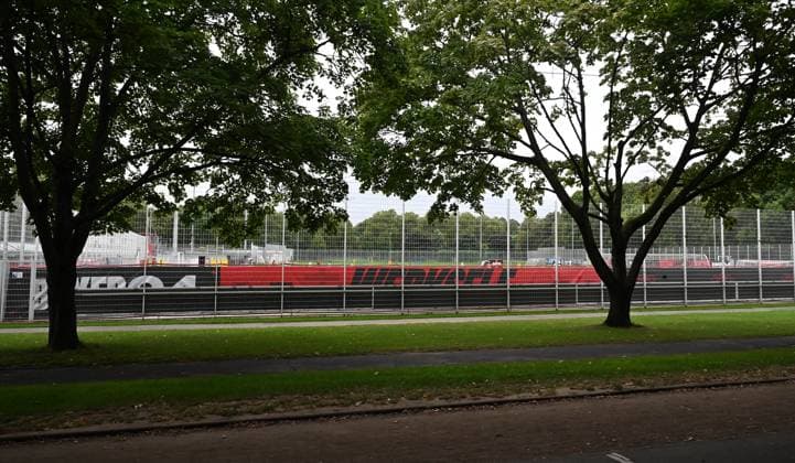 25 09 2025, xophax, Fußball 1 Bundesliga, Bayer 04 Leverkusen Saison 2025 2026 Trainingsgelände an der BayArena Bayarena Neuer Zaun um das Trainingsgelände Sichtschutz vor den Trainingseinheiten Vorhang für die Profis DFL DFB REGULATIONS PROHIBIT ANY USE OF PHOTOGRAPHS as IMAGE SEQUENCES and or QUASI VIDEO Leverkusen