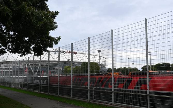 25 09 2025, xophax, Fußball 1 Bundesliga, Bayer 04 Leverkusen Saison 2025 2026 Trainingsgelände an der BayArena Bayarena Neuer Zaun um das Trainingsgelände Sichtschutz vor den Trainingseinheiten Vorhang für die Profis DFL DFB REGULATIONS PROHIBIT ANY USE OF PHOTOGRAPHS as IMAGE SEQUENCES and or QUASI VIDEO Leverkusen