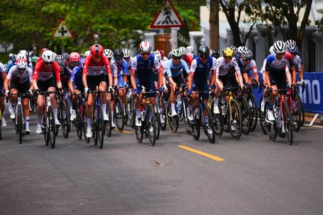 2025 UCI Road World Championships Picture by Zac Williams SWpix.com - 25 09 2025 - Cycling - 2025 UCI Road World Championships - Kigali Convention Centre, Kigali, Rwanda - Women Under-23 Road Race - The peloton Copyright: x xSWpix.comx(t axPhotographyxHubxLtd)xZacxWilliams SWpix.comx SWP-3030-6679