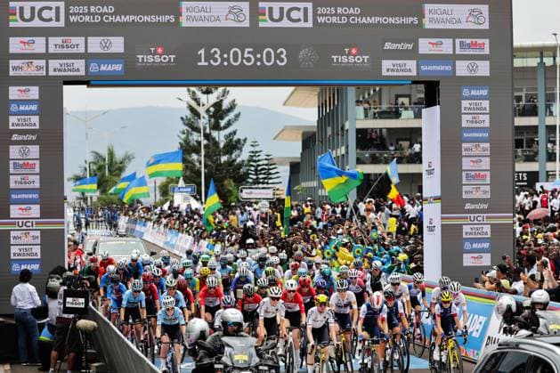 2025 UCI Road World Championships Picture by Alex Whitehead SWpix.com - 25 09 2025 - Cycling - 2025 UCI Road World Championships - Kigali Convention Centre, Kigali, Rwanda - Women Under-23 Road Race - The peloton roll off the start line Copyright: x xSWpix.comx(t axPhotographyxHubxLtd)xAlexxWhitehead SWpix.comx SWP-3030-6673