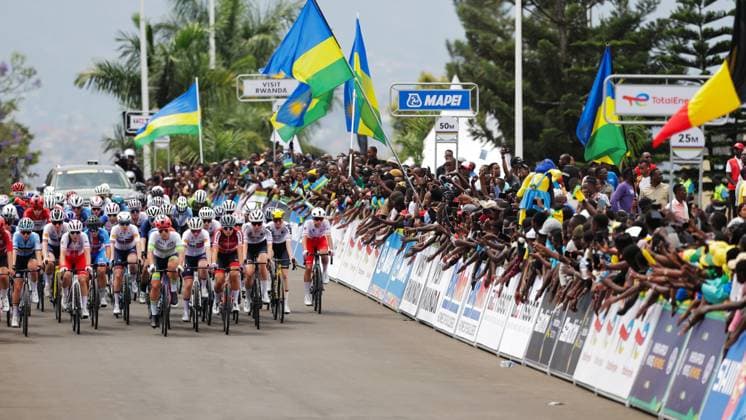 2025 UCI Road World Championships Picture by Alex Whitehead SWpix.com - 25 09 2025 - Cycling - 2025 UCI Road World Championships - Kigali Convention Centre, Kigali, Rwanda - Women Under-23 Road Race - The peloton approach the first passage of the finish line Copyright: x xSWpix.comx(t axPhotographyxHubxLtd)xAlexxWhitehead SWpix.comx SWP-3030-6686