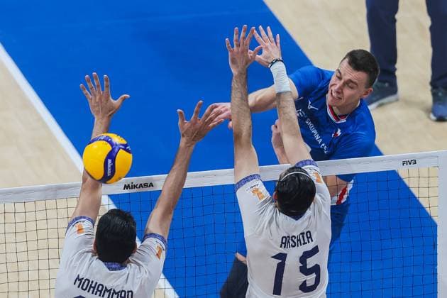 (250925) -- PASAY CITY, Sept. 25, 2025 -- Lukas Vasina (R) of the Czech Republic spikes the ball during the quarterfinal match between the Czech Republic and Iran at the FIVB Men s World Championship, WM, Weltmeisterschaft 2025 in Pasay City, the Philippines, Sept. 25, 2025. ) (SP)PHILIPPINES-PASAY CITY-VOLLEYBALL-FIVB MEN S WORLD CHAMPIONSHIP 2025-CZE VS IRI ROUELLExUMALI 