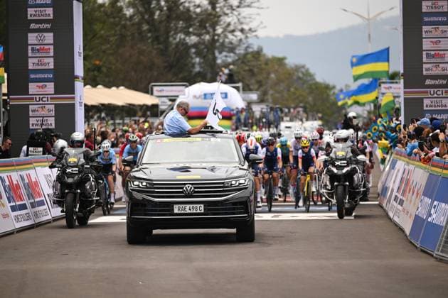 2025 UCI Road World Championships Picture by Chris Auld SWpix.com - 25 09 2025 - Cycling - 2025 UCI Road World Championships - Kigali Convention Centre, Kigali, Rwanda - Women Under-23 Road Race - Riders roll off the start Copyright: x xSWpix.comx(t axPhotographyxHubxLtd)xChrisxAuld SWpix.comx SWP-3030-6746
