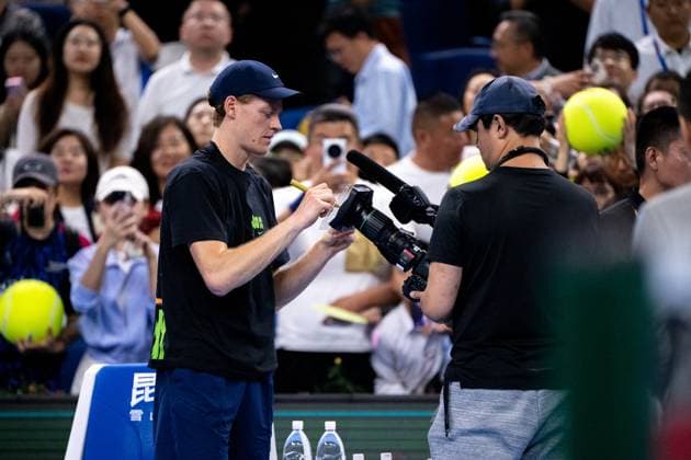 (250925) -- BEIJING, Sept. 25, 2025 -- Jannik Sinner (front L) signs autograph on a camera during the men s singles first round match between Jannik Sinner of Italy and Marin Cilic of Croatia at 2025 China Open tennis tournament in Beijing, China, Sept. 25, 2025. ) (SP)CHINA-BEIJING-TENNIS-CHINA OPEN-MEN S SINGLES-FIRST ROUND (CN) HuxJingwen 