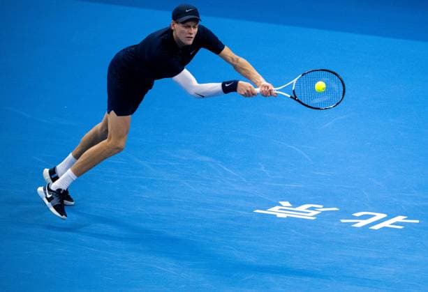 (250925) -- BEIJING, Sept. 25, 2025 -- Jannik Sinner hits a return during the men s singles first round match between Jannik Sinner of Italy and Marin Cilic of Croatia at 2025 China Open tennis tournament in Beijing, China, Sept. 25, 2025. ) (SP)CHINA-BEIJING-TENNIS-CHINA OPEN-MEN S SINGLES-FIRST ROUND (CN) HuxJingwen 