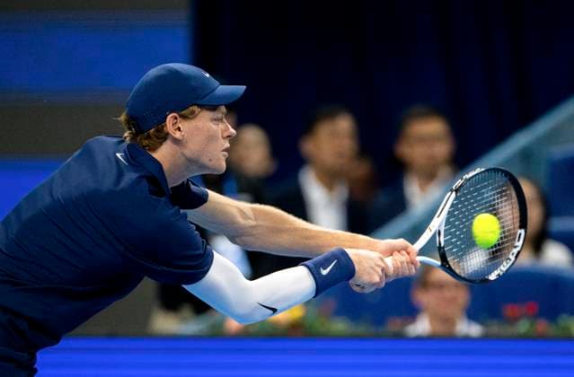 (250925) -- BEIJING, Sept. 25, 2025 -- Jannik Sinner hits a return during the men s singles first round match between Jannik Sinner of Italy and Marin Cilic of Croatia at 2025 China Open tennis tournament in Beijing, China, Sept. 25, 2025. ) (SP)CHINA-BEIJING-TENNIS-CHINA OPEN-MEN S SINGLES-FIRST ROUND (CN) HuxJingwen 