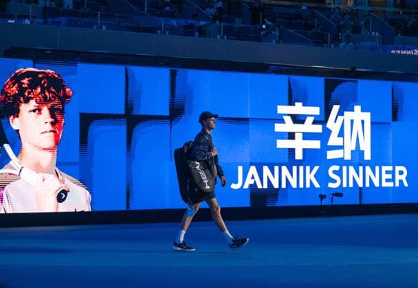 (250925) -- BEIJING, Sept. 25, 2025 -- Jannik Sinner enters the court before the men s singles first round match between Jannik Sinner of Italy and Marin Cilic of Croatia at 2025 China Open tennis tournament in Beijing, China, Sept. 25, 2025. ) (SP)CHINA-BEIJING-TENNIS-CHINA OPEN-MEN S SINGLES-FIRST ROUND (CN) HuxJingwen 