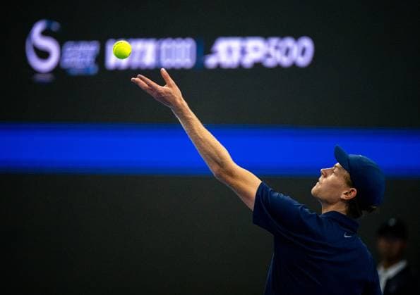 (250925) -- BEIJING, Sept. 25, 2025 -- Jannik Sinner serves during the men s singles first round match between Jannik Sinner of Italy and Marin Cilic of Croatia at 2025 China Open tennis tournament in Beijing, China, Sept. 25, 2025. ) (SP)CHINA-BEIJING-TENNIS-CHINA OPEN-MEN S SINGLES-FIRST ROUND (CN) HuxJingwen 