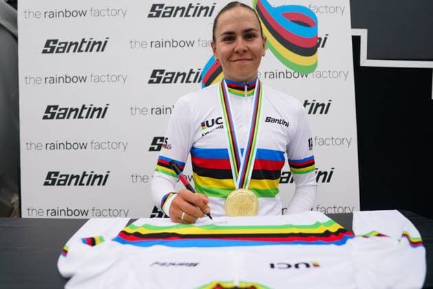 2025 UCI Road World Championships Picture by Zac Williams SWpix.com - 25 09 2025 - Cycling - 2025 UCI Road World Championships - Kigali Convention Centre, Kigali, Rwanda - Women Under-23 Road Race Podium - CÃ lia Gery (France) signing the Santini rainbow jersey Copyright: x xSWpix.comx(t axPhotographyxHubxLtd)xZacxWilliams SWpix.comx SWP-3030-6898