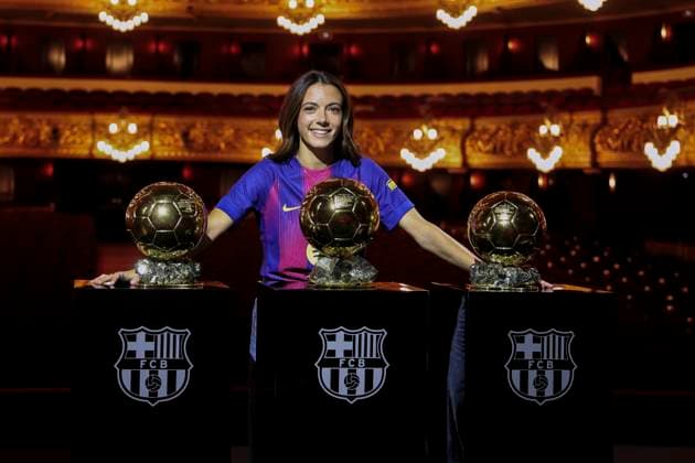 Sport Themen der Woche KW 39 September 25, 2025, Barcelona, Barcelona, SPAIN: Aitana Bonmati of FC Barcelona, Barca poses with her three Ballon d Or awards at the Gran Teatre del Liceu on September 25, 2025 in Barcelona, Spain. Barcelona SPAIN - ZUMAa181 20250925_zaa_a181_009 Copyright: xJavierxBorregox