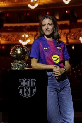 September 25, 2025, Barcelona, Barcelona, SPAIN: Aitana Bonmati of FC Barcelona, Barca poses with her three Ballon d Or awards at the Gran Teatre del Liceu on September 25, 2025 in Barcelona, Spain. Barcelona SPAIN - ZUMAa181 20250925_zaa_a181_017 Copyright: xJavierxBorregox