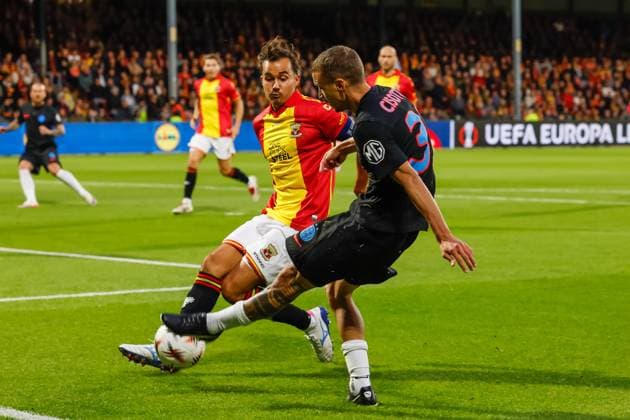 Juri Cisotti of Fotbal Club FCSB and Mats Deijl of Go Ahead Eagles battle for the ball Go Ahead Eagles v Fotbal Club FCSB, UEFA Europa League 2025 26 League Phase MD1, Go Ahead Eagles v Fotbal Club FCSB, Stadion De Adelaarshorst, September 25, 2025, Deventer, Netherlands.